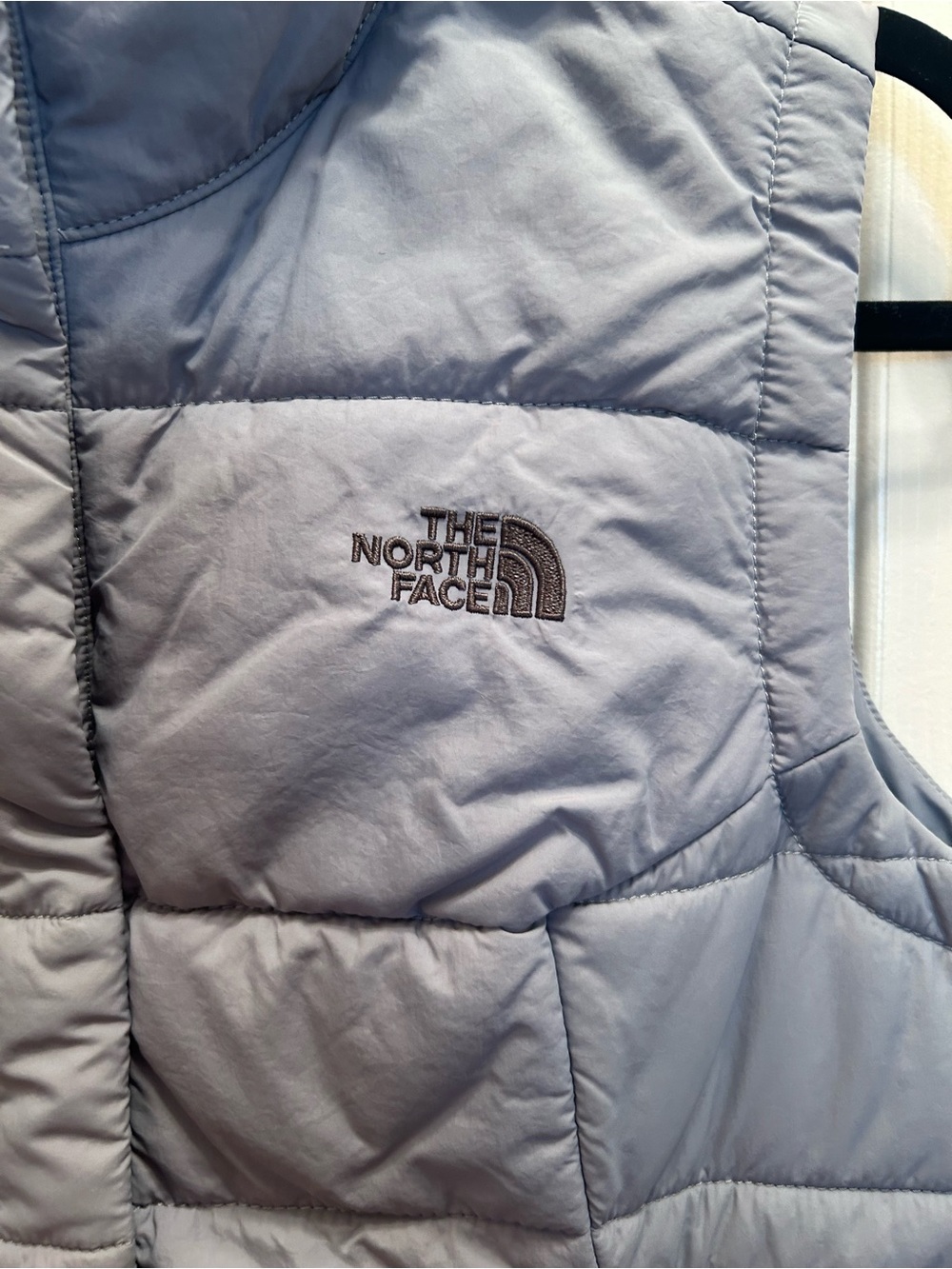 The North Face Light Gray Puffer Vest with Zipper Pockets. Size M. - Picture 2 of 7